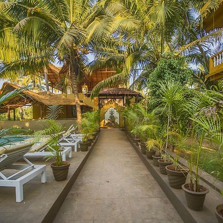 Devarya Wellness Beach Resort Morjim Bagian luar foto