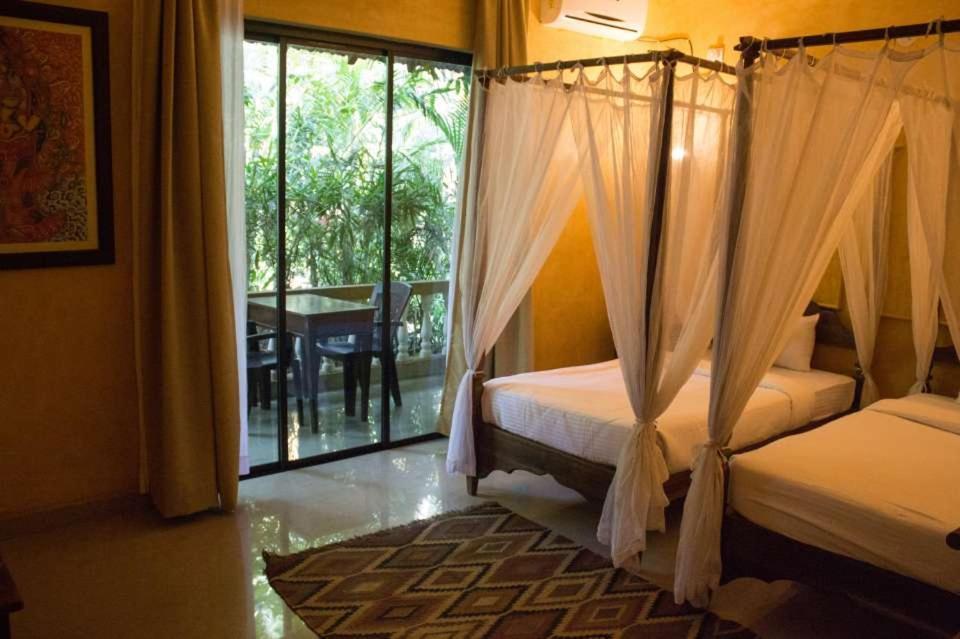 Devarya Wellness Beach Resort Morjim Bagian luar foto