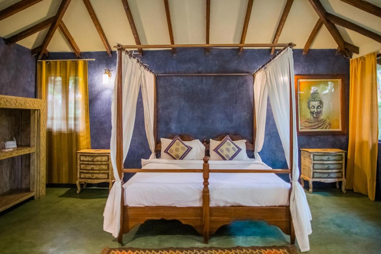 Devarya Wellness Beach Resort Morjim Bagian luar foto