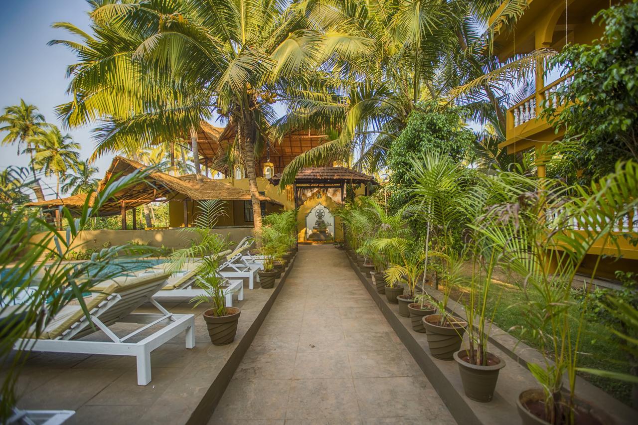 Devarya Wellness Beach Resort Morjim Bagian luar foto