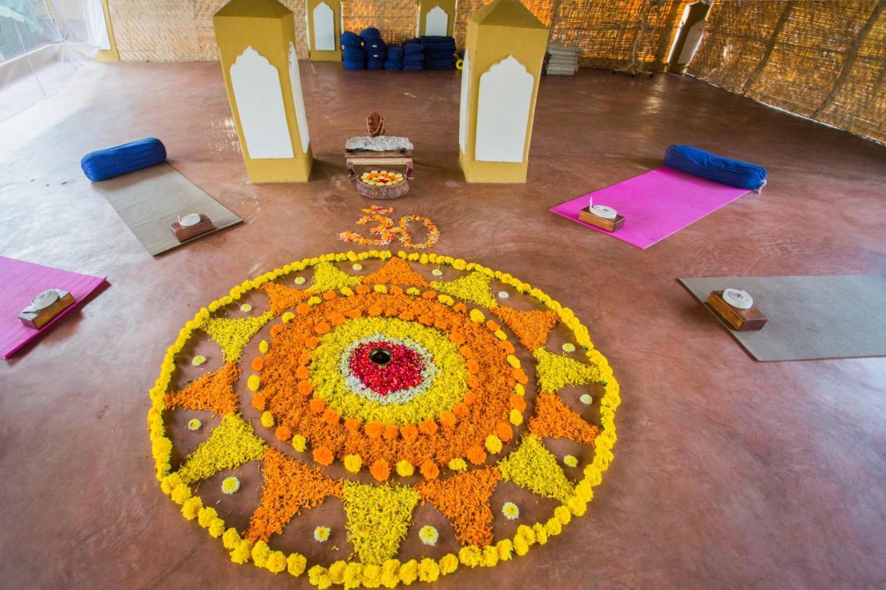 Devarya Wellness Beach Resort Morjim Bagian luar foto