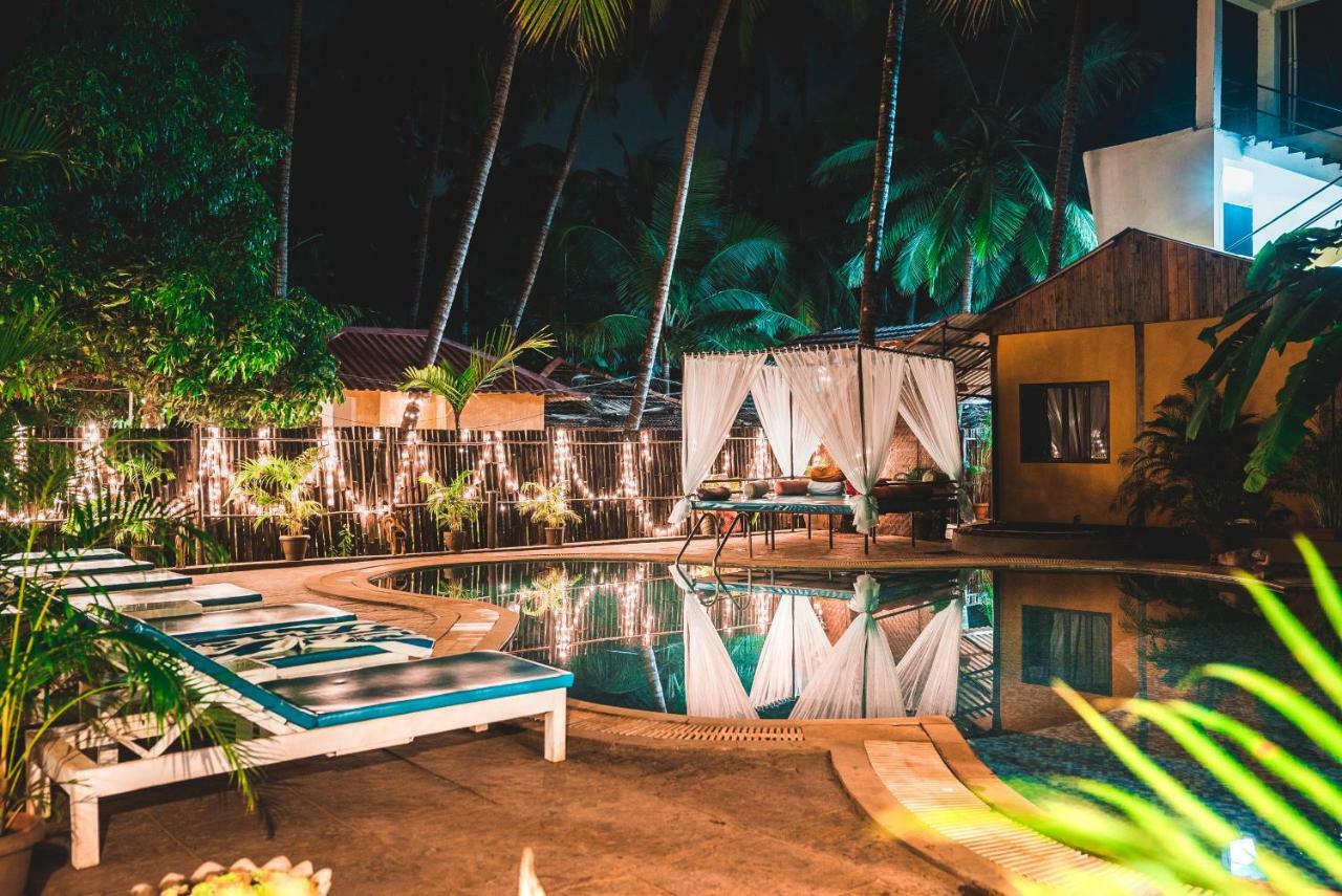 Devarya Wellness Beach Resort Morjim Bagian luar foto