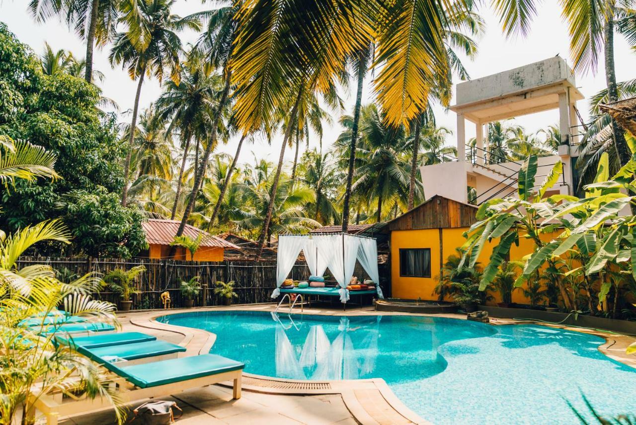 Devarya Wellness Beach Resort Morjim Bagian luar foto