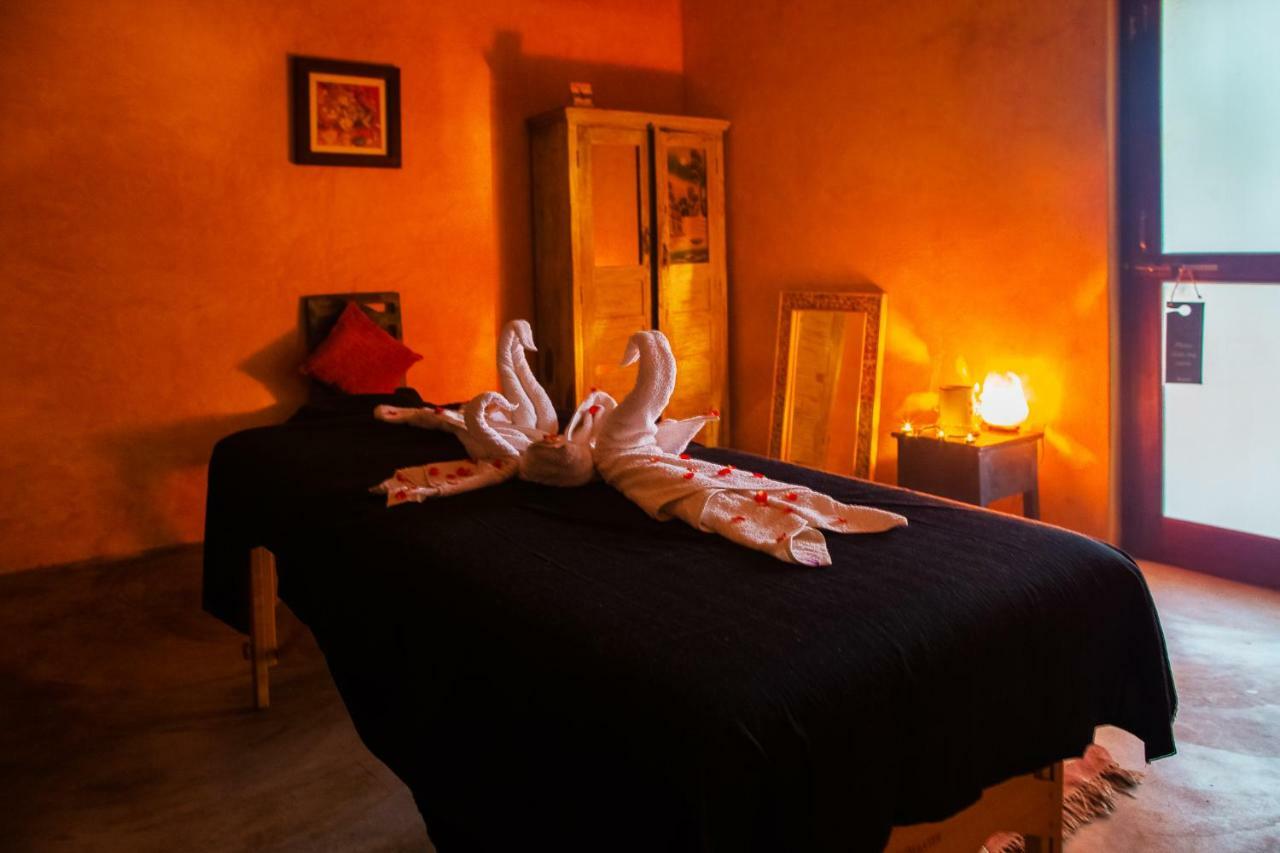 Devarya Wellness Beach Resort Morjim Bagian luar foto
