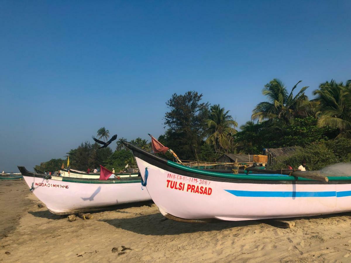 Devarya Wellness Beach Resort Morjim Bagian luar foto