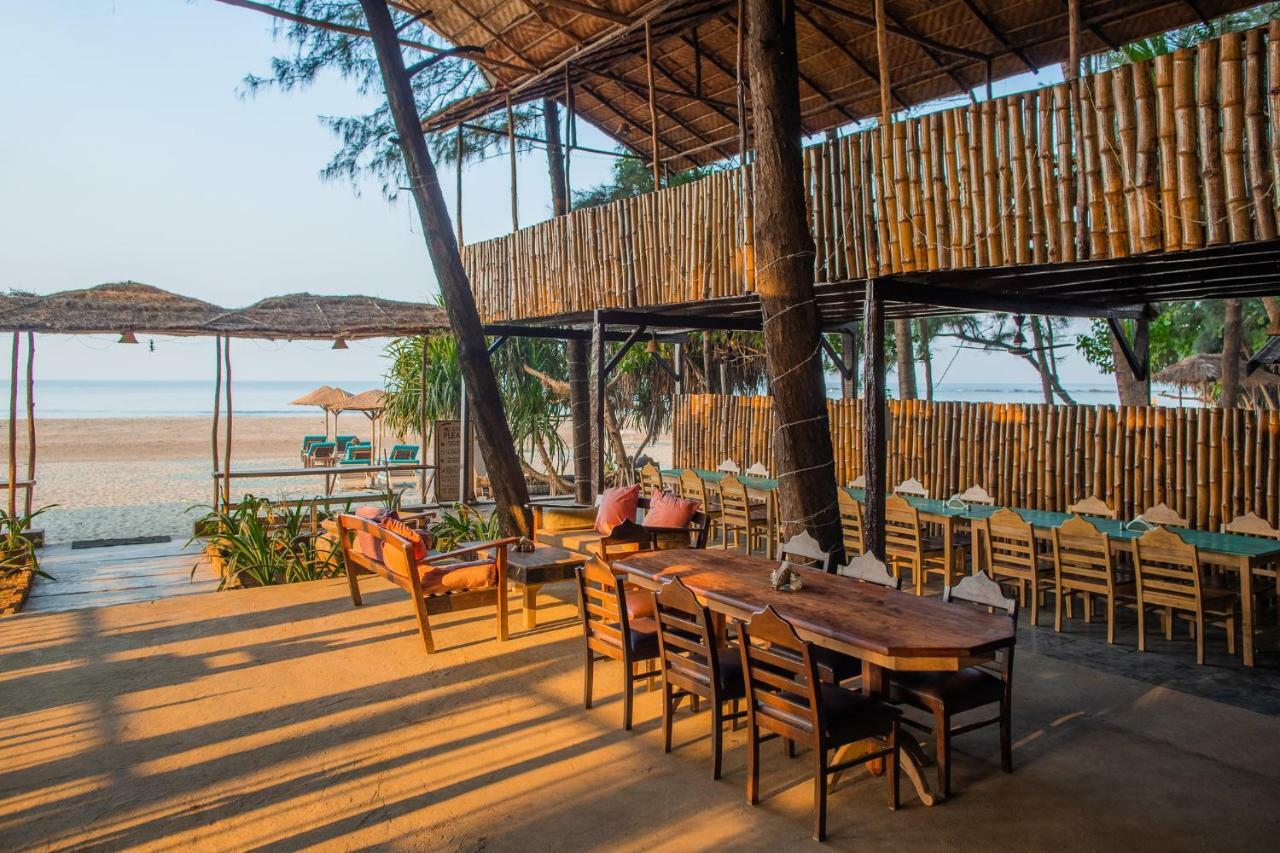 Devarya Wellness Beach Resort Morjim Bagian luar foto