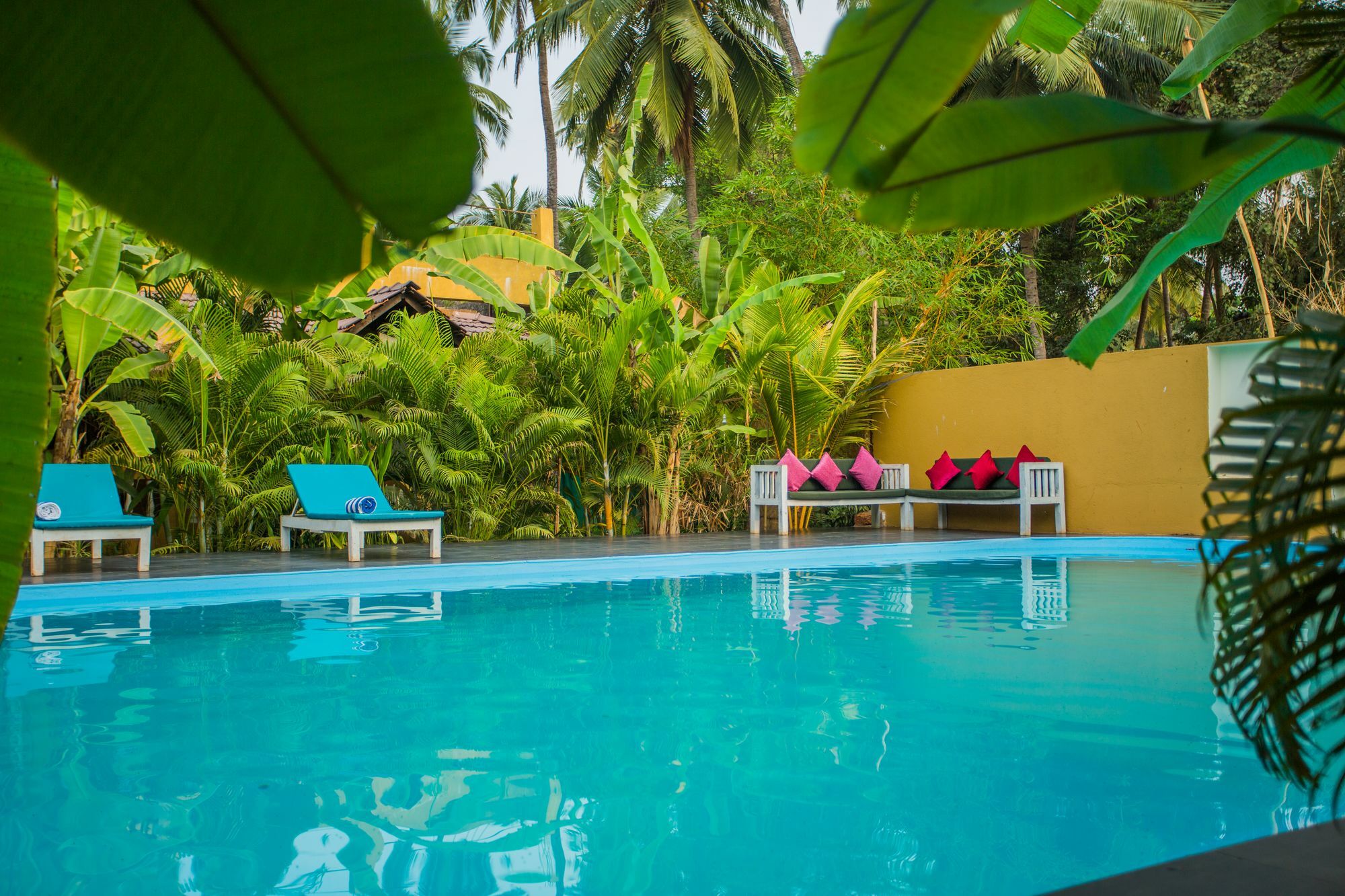 Devarya Wellness Beach Resort Morjim Bagian luar foto
