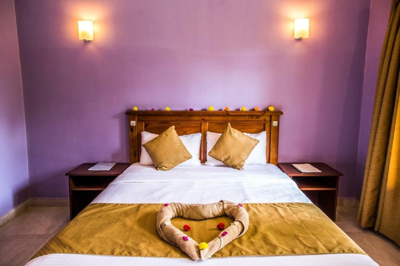 Devarya Wellness Beach Resort Morjim Bagian luar foto