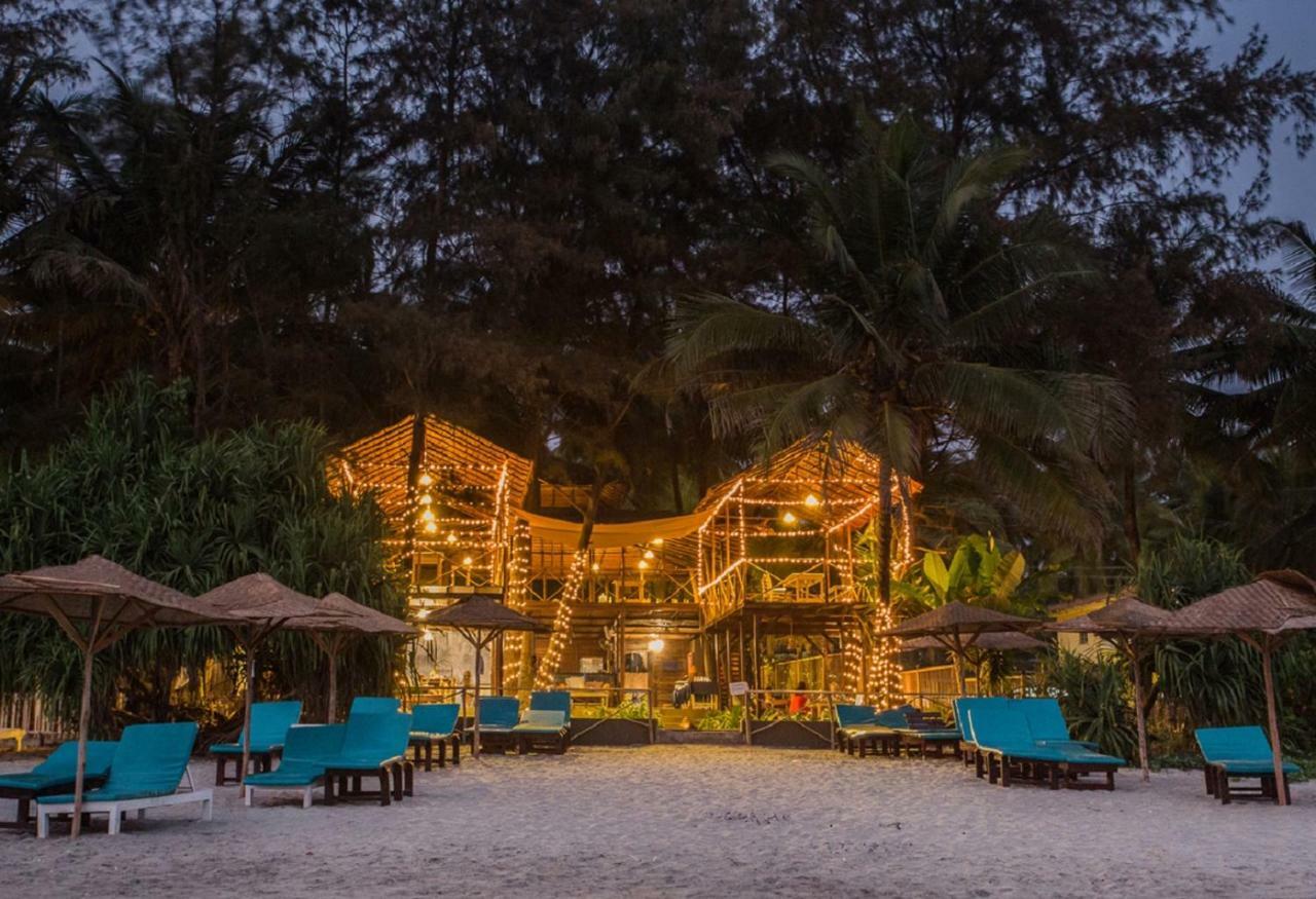 Devarya Wellness Beach Resort Morjim Bagian luar foto